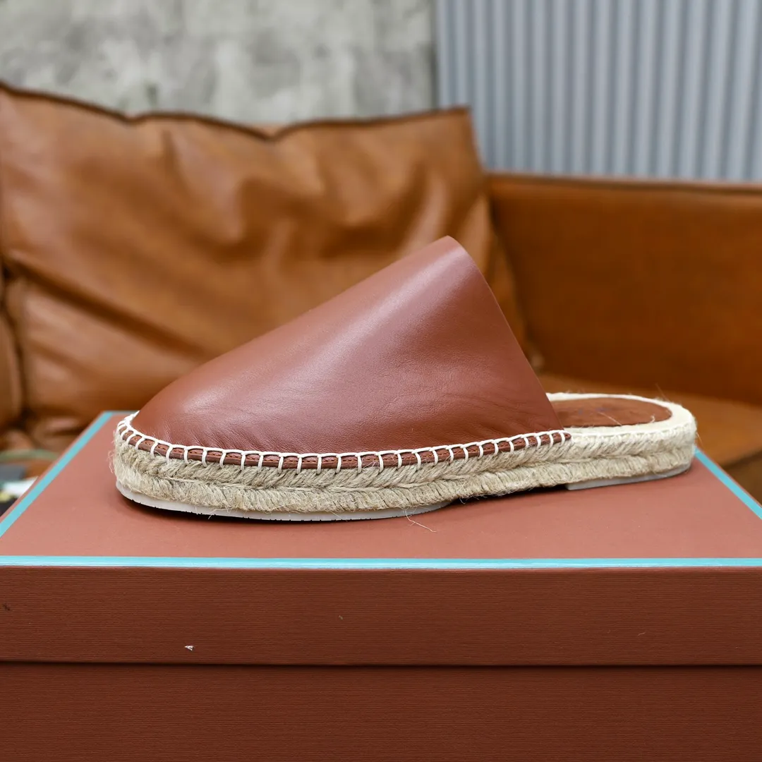 Men's Men's Shoes💰540💰Loro piana Naha Men's Slippers This fashionable sandal is crafted from smooth cow leather and has interlaced straps for a modern three-dimensional texture. Lightweight yet strong, smooth leather balances modern appeal with time-honored quality. Viewed from every angle, the embossed and polished appearance shows meticulous craftsmanship. Ergonomically cushioned insole, covered with nappa leather, with matching upper and natural polished sole. Cowhide upper + rubber outsole Size: 38-44 (customized for 45-46)